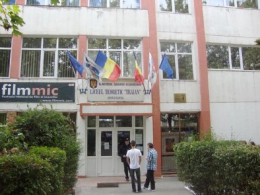 Elevii Liceului Teoretic Traian plantează copaci
